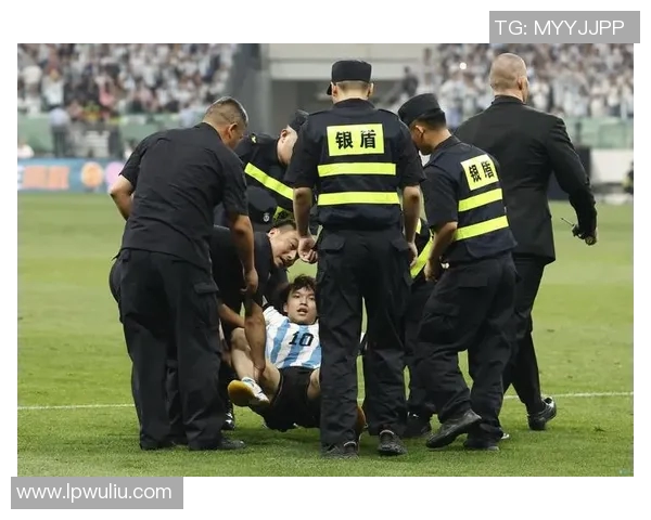 足球场球迷冲场事件频发如何加强球星安全保护与赛事管理措施